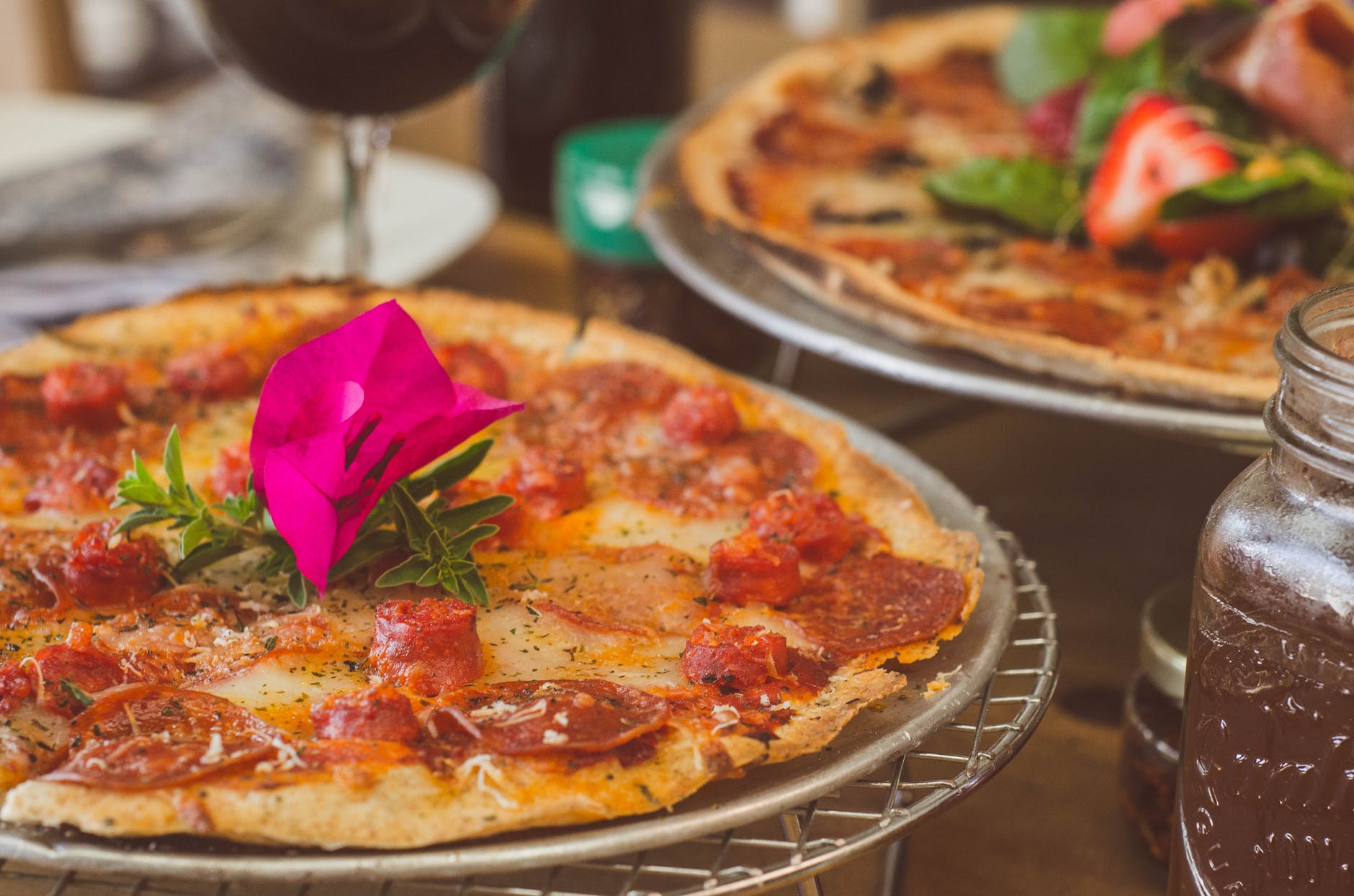 tray of pizza selective focus photography
